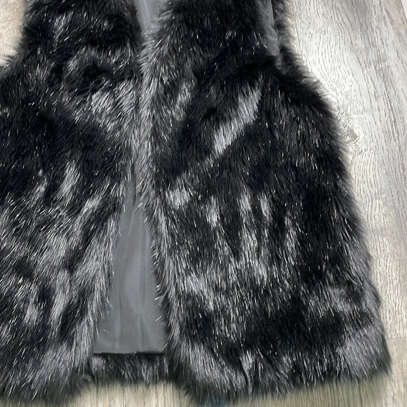 WAYF Where Are You From Women’s Black Faux Fur Fuzzy Vest, size XS - Picture 4 of 10